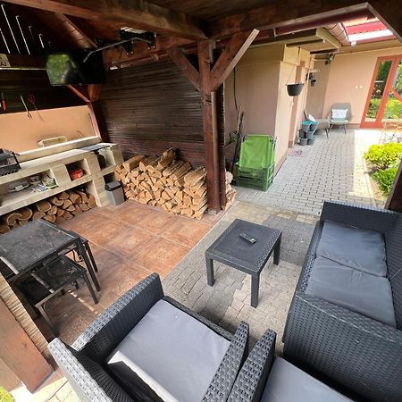 -Self-Check- 4-Bedroom Family House With Heated Tub Levice Exterior foto