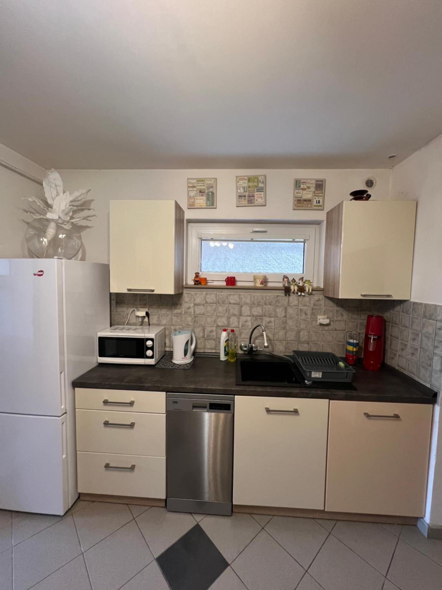 -Self-Check- 4-Bedroom Family House With Heated Tub Levice Exterior foto